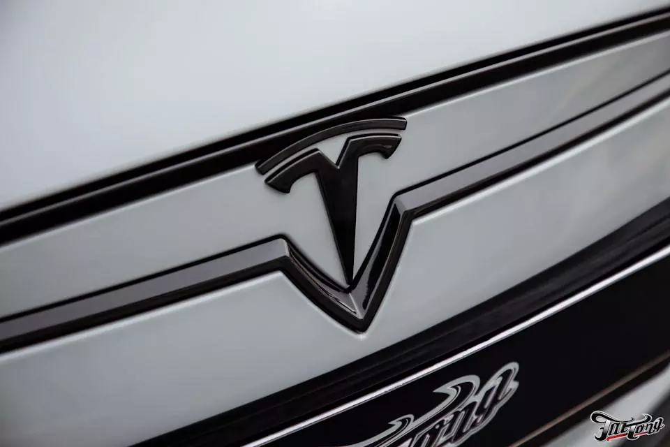 Tesla model S. Оклейка в Nardo Grey и антихром!